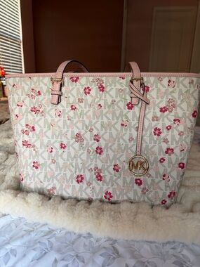 🌸Spring Color!🌸 Michael Kors Pink Floral Signature Tote with Gold MK Charm